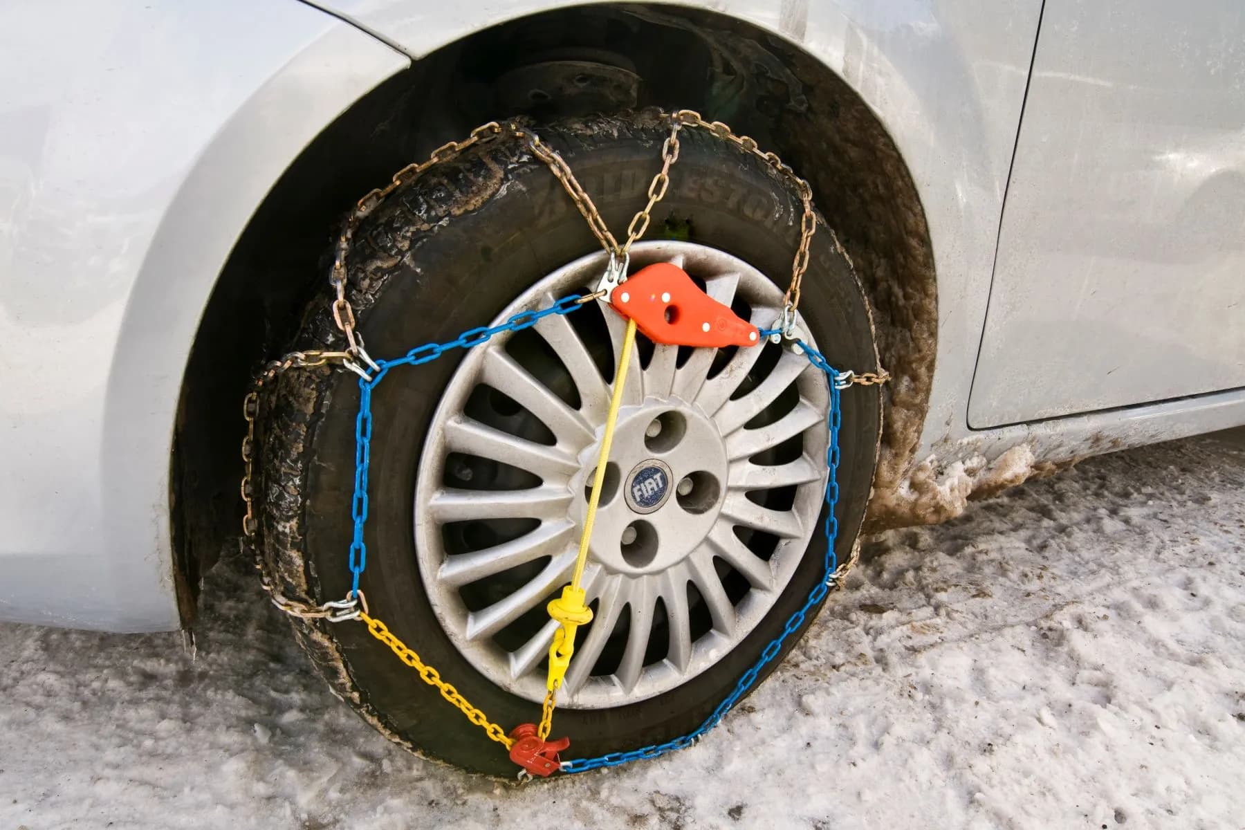 Welche Schneeketten für PKW sind selbstspannend und einfach zu montieren? Finde es heraus