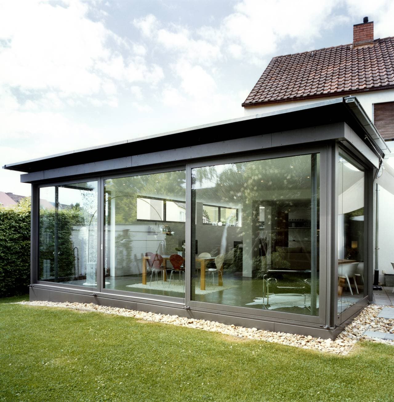 Stilvolle Möbel und Dekoration für einen Anbau mit Wintergarten