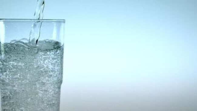 Abgestimmtes Wasser und Chakra-Ausgleich: Energiezentren ausrichten