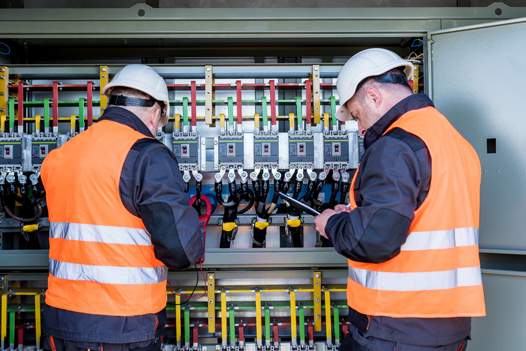 Elektrische Gefahren minimieren durch regelmäßige Prüfung ortsfester elektrischer Anlagen