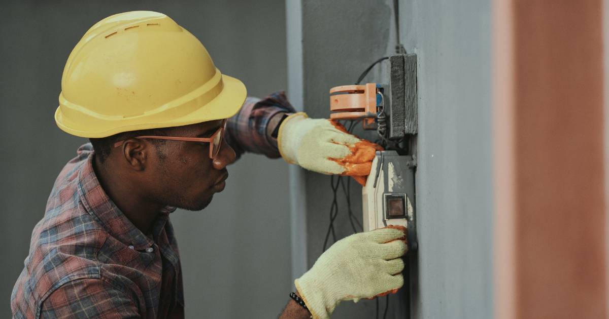 Elektrische Gefahren minimieren durch regelmäßige Prüfung ortsfester elektrischer Anlagen