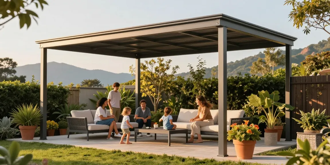 Terrassenüberdachung aus Aluminium schützt die Familie beim gemütlichen Beisammensein im Garten.