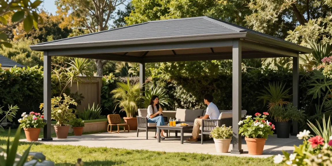 Freistehende Terrassenüberdachung in einem blühenden Garten, Paare genießen die Sonne