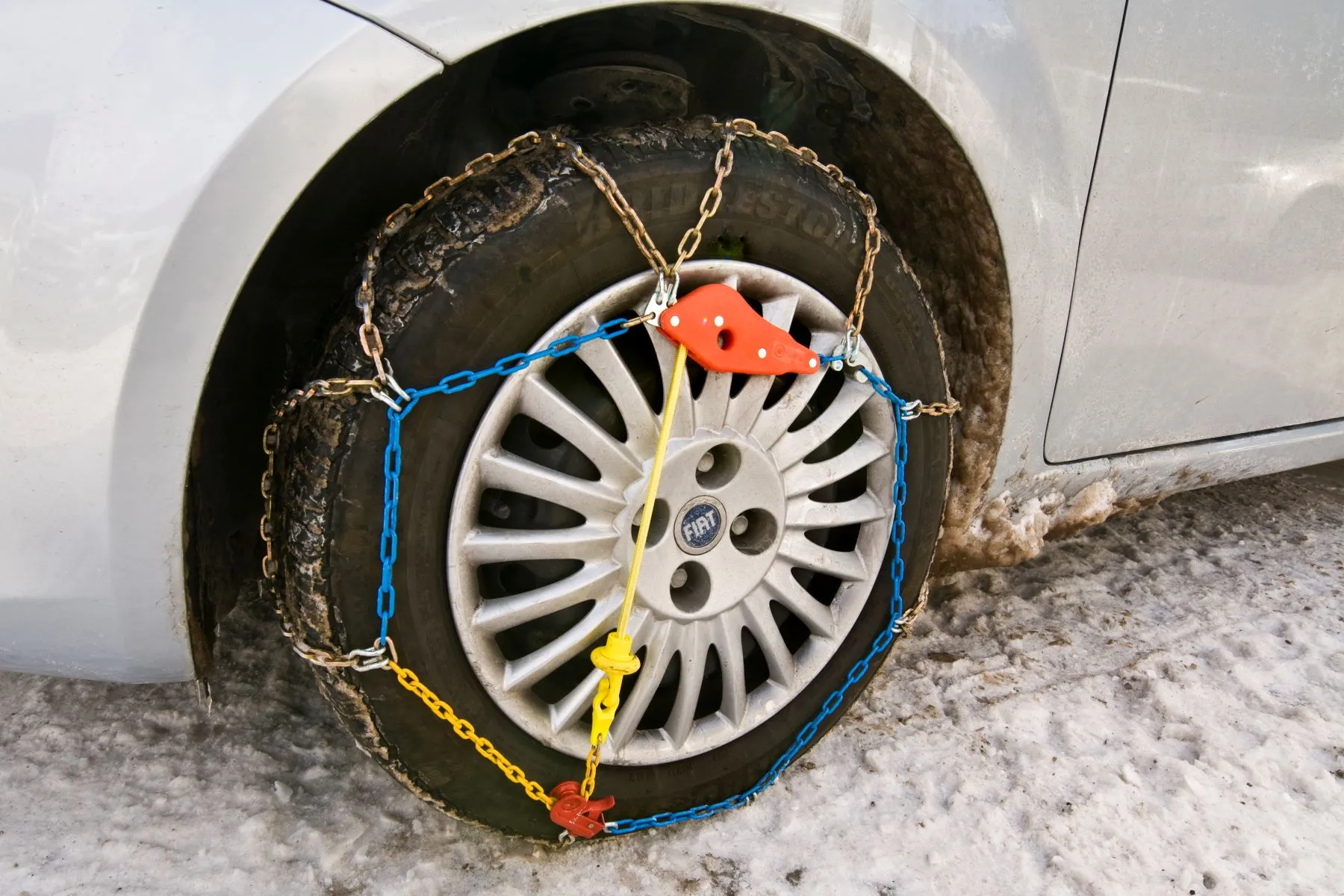 Welche Schneeketten für PKW sind selbstspannend und einfach zu montieren? Finde es heraus